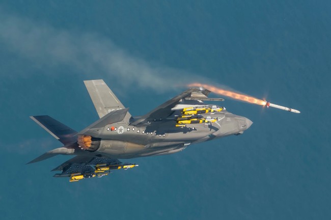 F-35C Savaş Jeti Kaliforniya'da Düştü: Pilot Kurtuldu, Soruşturma Başladı!