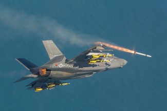F-35C Savaş Jeti Kaliforniya'da Düştü: Pilot Kurtuldu, Soruşturma Başladı!